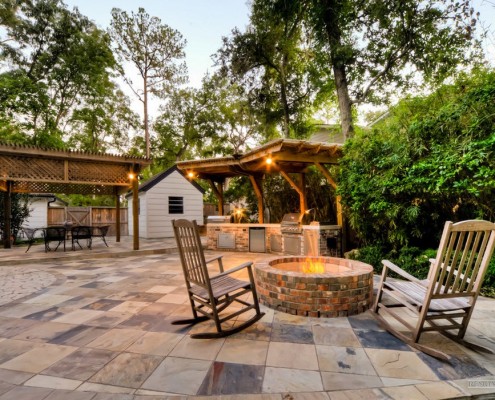 Кресла-качалки около очага в зоне отдыха на участке