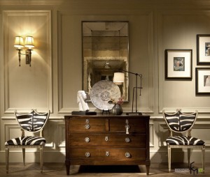 Зеркало с патиной над комодом в прихожей