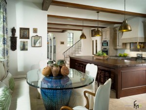 Стол из стекла на кухне