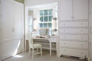 Туалетный столик у окна