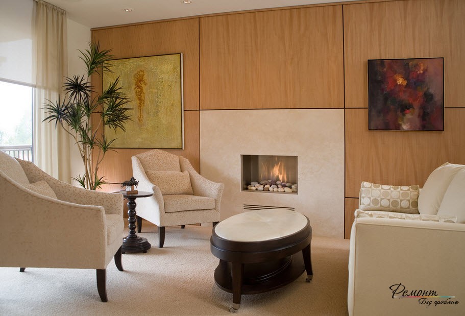 Белое кресло слева от камина Белое кресло слева от камина