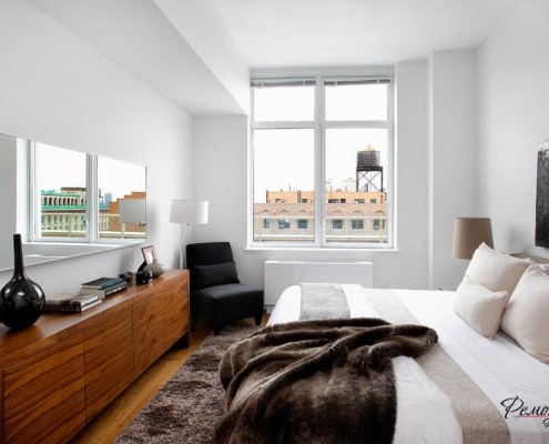 Кресло в углу спальной комнаты