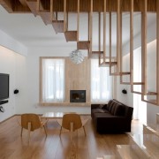 Изящные перила деревянной лестницы