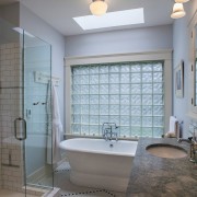 Стеклянные блоки в стене ванной