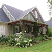 Зелень вперемежку с цветами не менее эффектна