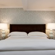 Серые обои в спальне