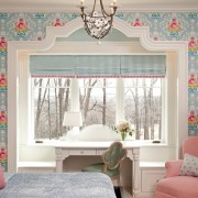 Пестрые обои в спальне