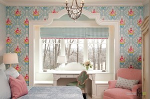 Пестрые обои в спальне