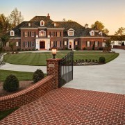 Классический кирпичный дом