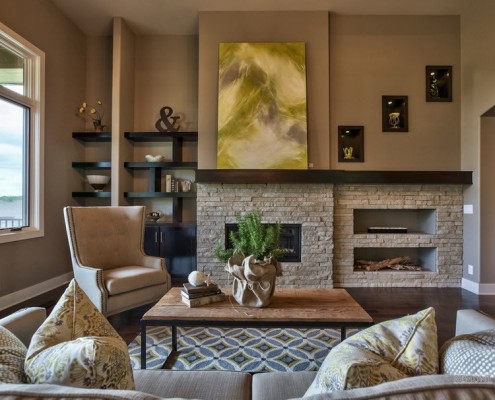 Камин с каменной кладкой в зале 18 м