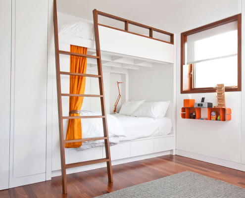 Белая двухъярусная кровать с коричневой лесенкой