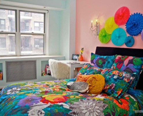 Разноцветное покрывало на кровати в спальне