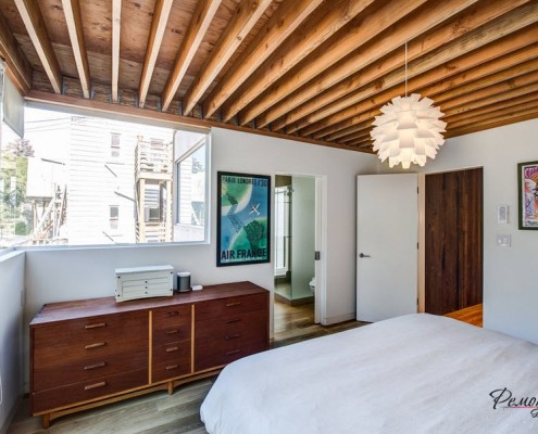 Деревянный потолок в спальне