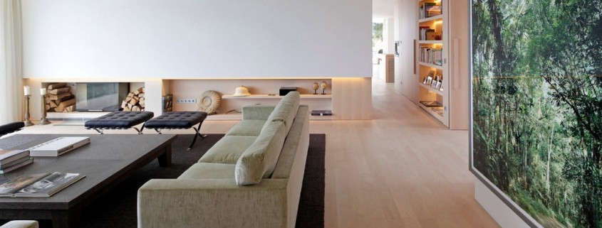 Фотообои с пейзажем и черный ковер на полу в гостиной