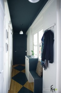 Темный потолок и дверь в коридоре