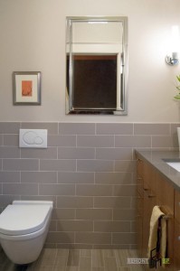 Имитация кирпича на стенах туалета