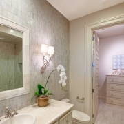 Светлая ванная комната в камне