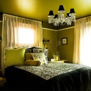 Зеленоватый свет от люстры в спальне