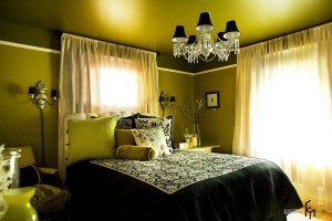 Зеленоватый свет от люстры в спальне