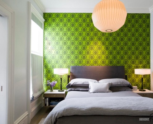 Зеленая акцентная стена в спальне