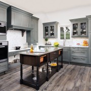 Серый ламинат на полу кухни
