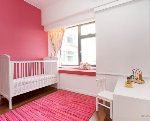 Червона стіна та килим у дитячій кімнаті