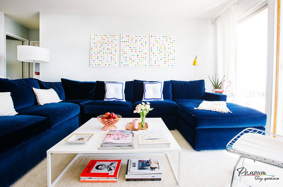 Синий диван в гостиной