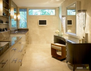 Телевизор на стене в ванной с туалетным столиком