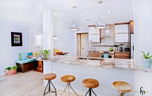 4 барных стула с деревянными сиденьями в кухне