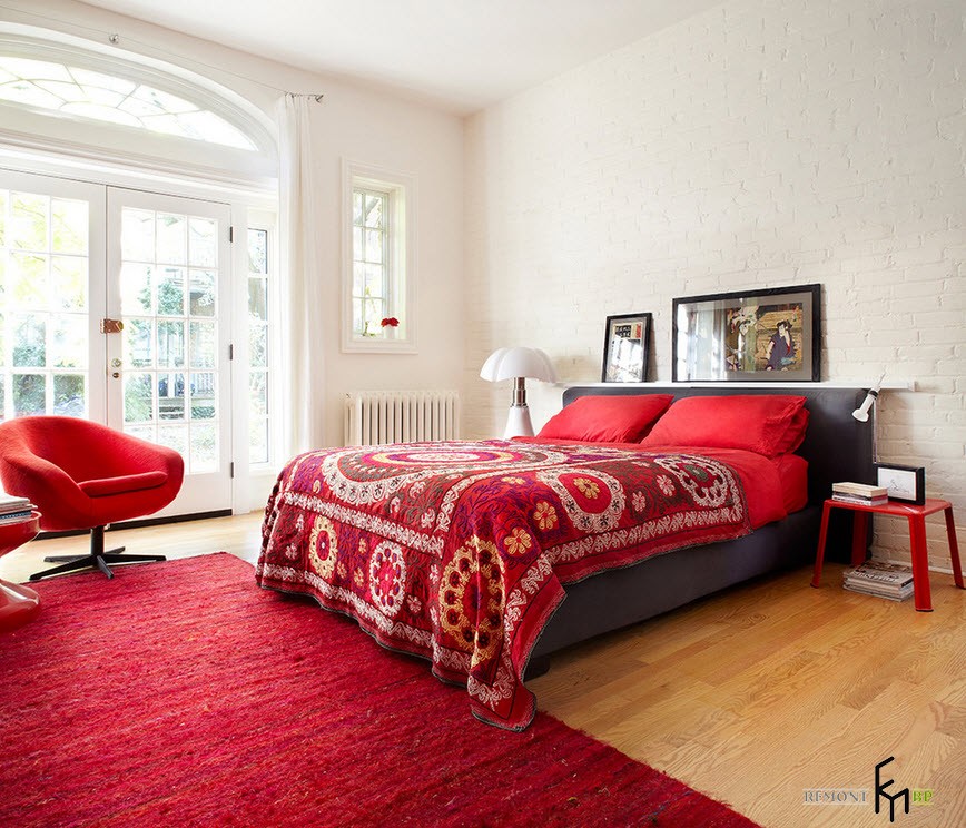 Червоний килим у спальні