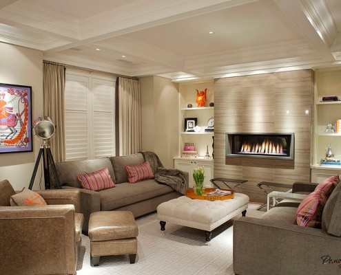 Белый пуф напротив камина Белый пуф напротив камина