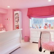 Розовые стены и потолок в комнате