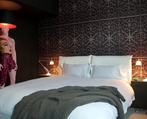 Оригинальный светильник рядом с кроватью