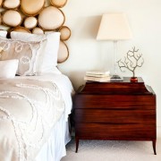 Прикроватная тумбочка из дерева оригинальной формы