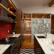 Красное мозаичное панно