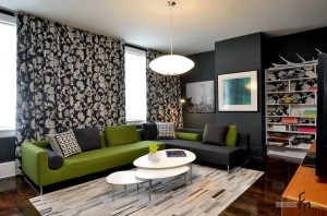 Зеленый диван и принтованные шторы