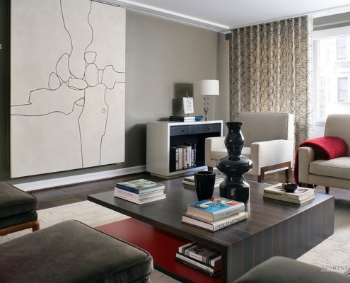 Черная ваза на журнальном столике