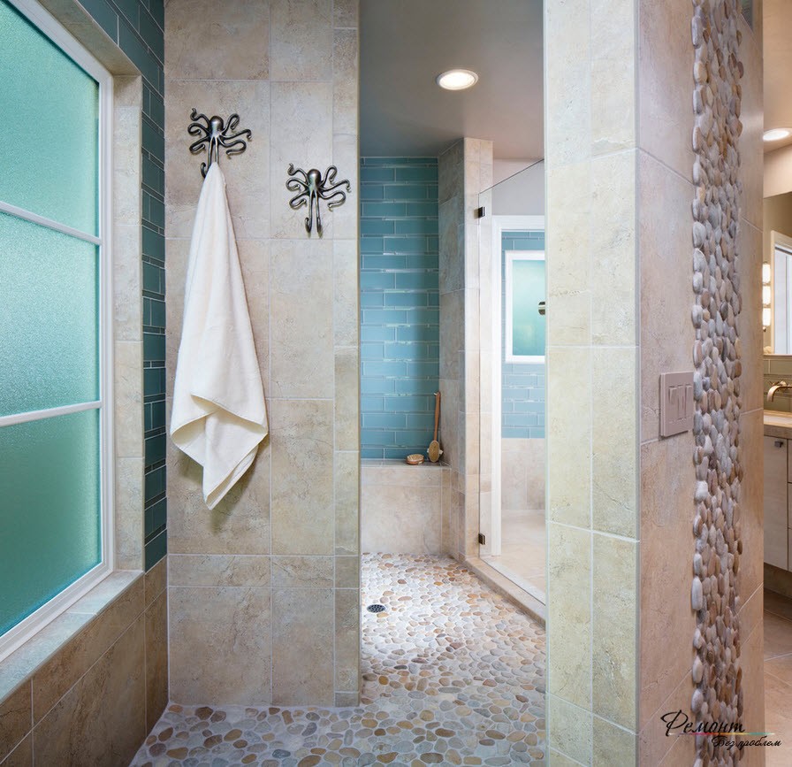 Красивая ванная комната с напольным покрытием из камня