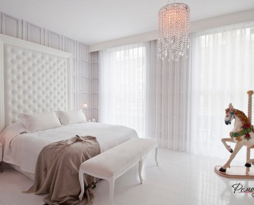Хрустальная люстра в спальной комнате