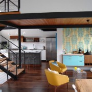 Кухня-студия в нижнем ярусе дома