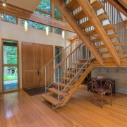 Металлические перила деревянной лестницы