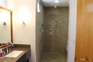 Серая плитка в душевой