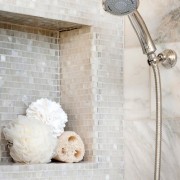 Ниша в стене душевой