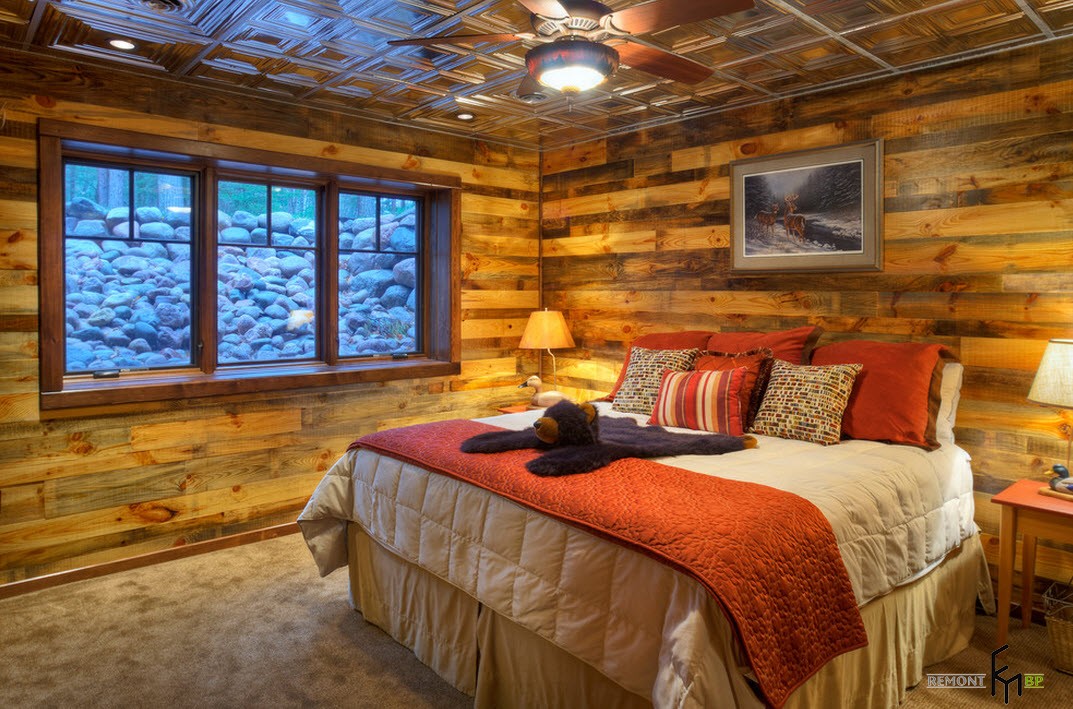 Спальня з дерев'яним оздобленням