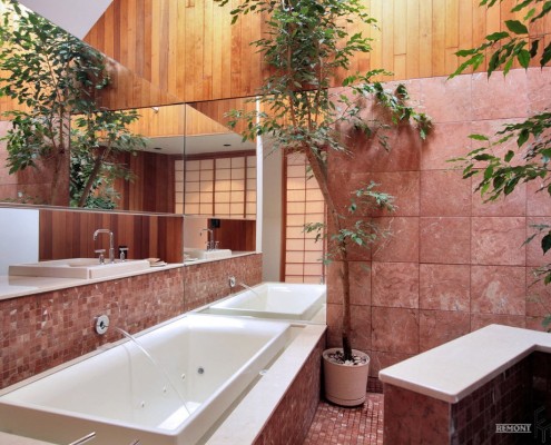 Відтінки рожевого у ванній кімнаті у східному стилі.