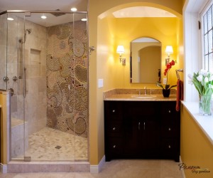 Красивая подсветка у зеркала в ванной комнате