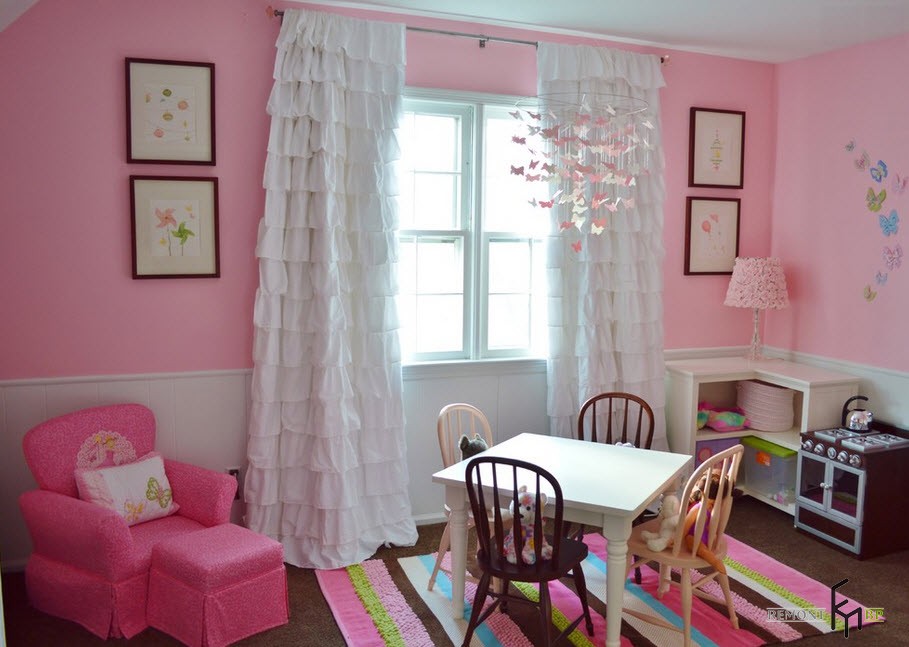 Детская комната для девочки с чудесными нежными белыми шторами