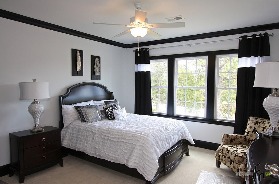 Чорні штори з білою смугою в спальні