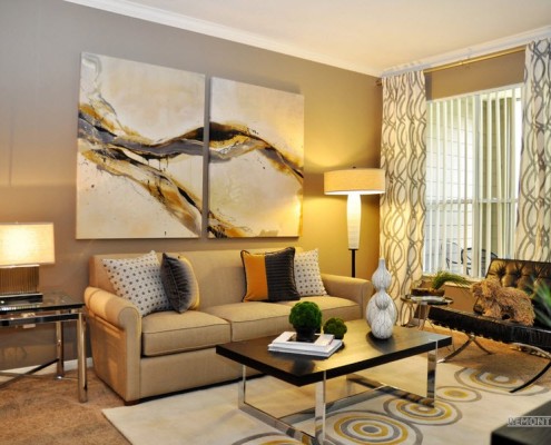 Абстрактное панно из двух частей на стене