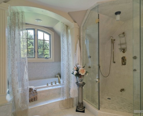 Ванная комната с арками